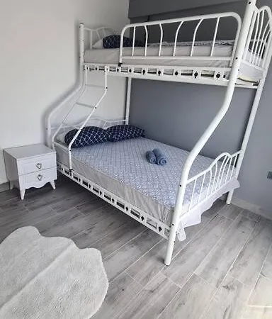 Sleeps 4, Holiday Flat With Shared Pool - Awz 255