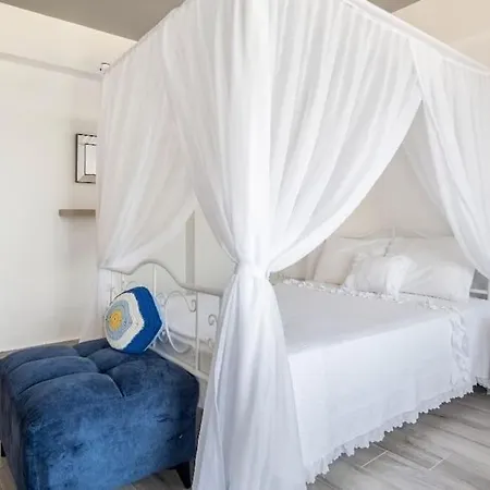 Sleeps 4, Holiday Flat With Shared Pool - Awz 255 Apartment *