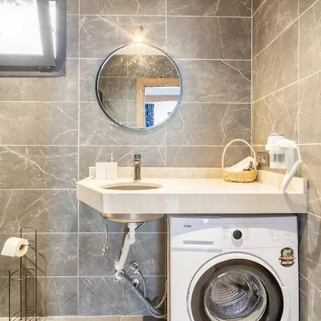 Apartment Sleeps 4, Holiday Flat With Shared Pool - Awz 255 *