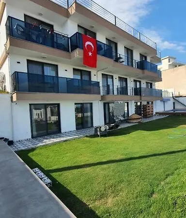 Sleeps 4, Holiday Flat With Shared Pool - Awz 255 * 말마리스