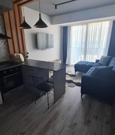 Sleeps 4, Holiday Flat With Shared Pool - Awz 255 아파트